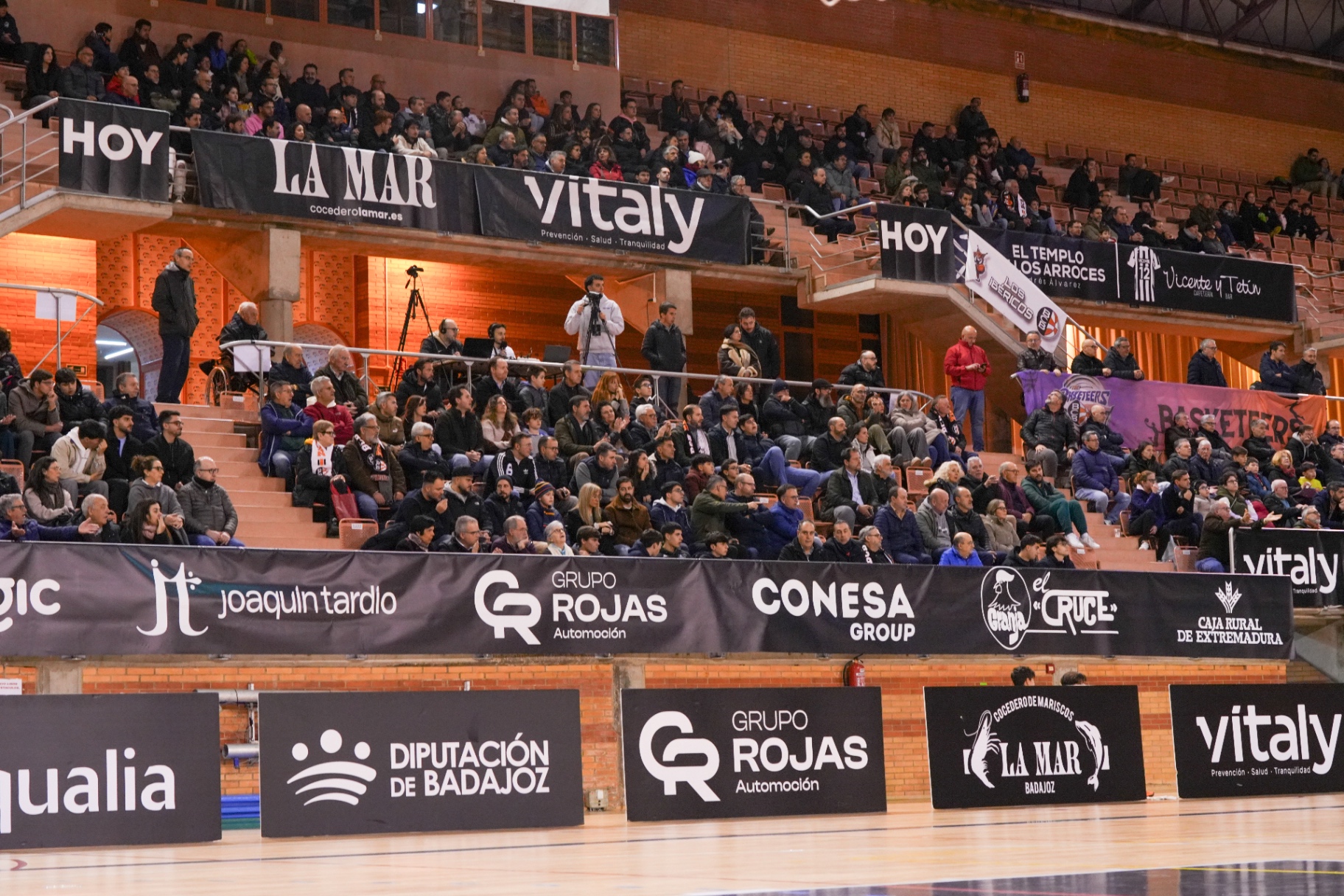 Vallas y lonas en pabellón